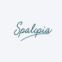 "Spalopia" in eleganter, kursiver Schrift auf hellem Hintergrund.