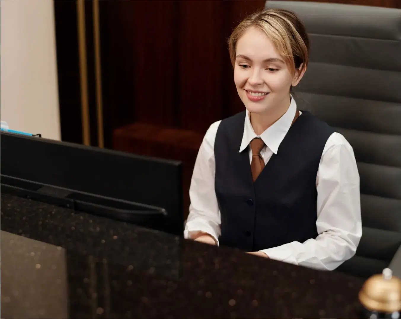 what are the main front desk duties